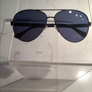 NWOT iconic aviator sunglasses